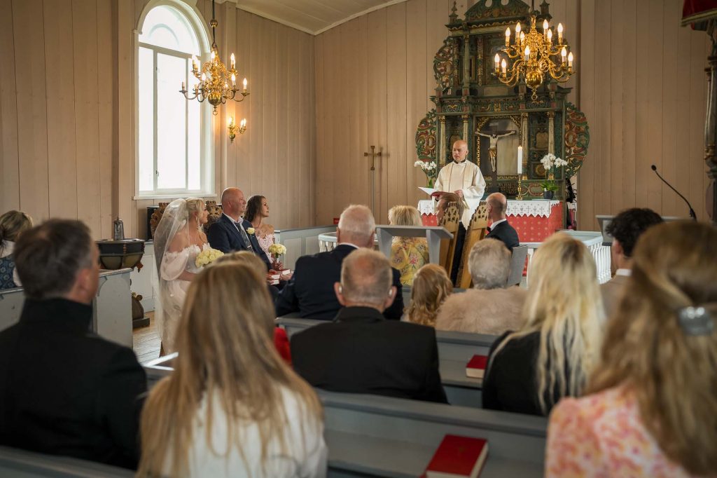 Bröllopsceremoni i Hovin kyrka.