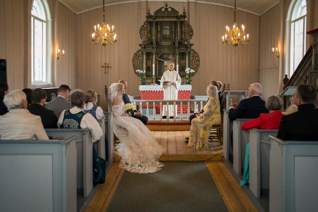 Bröllopsceremoni i Hovin kyrka.