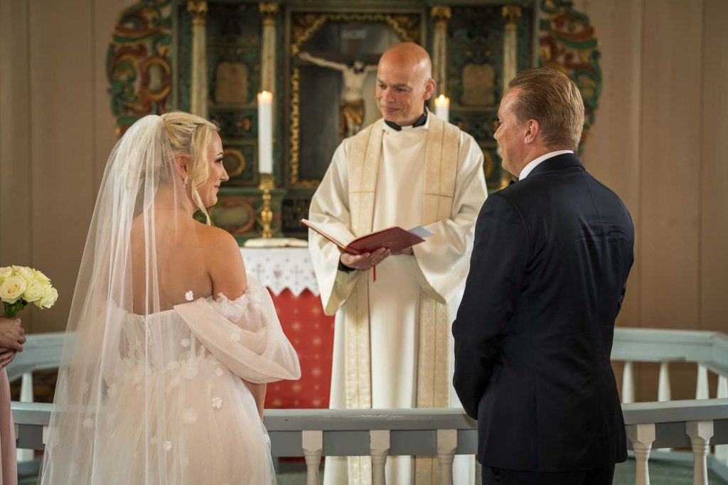 Bröllopsceremoni i Hovin kyrka.