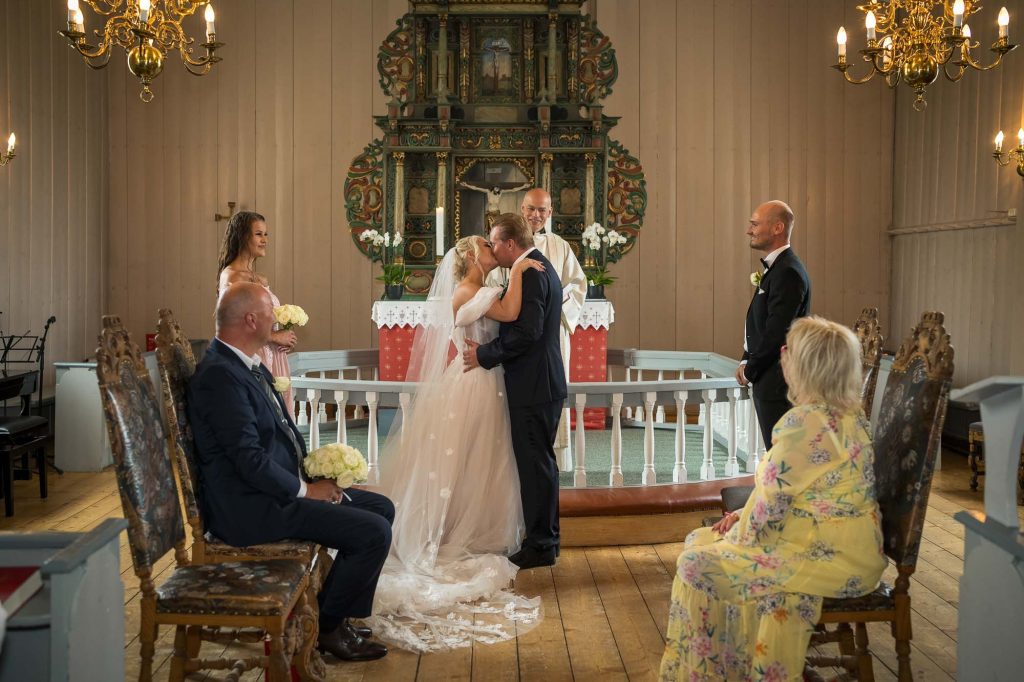 Bruden og brudgommen kysser hverandre i Hovin kirke.