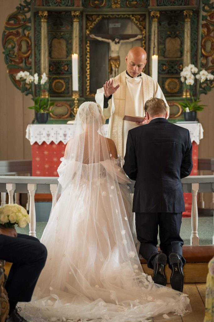 Presten velsigner brudeparet i Hovin kirke.