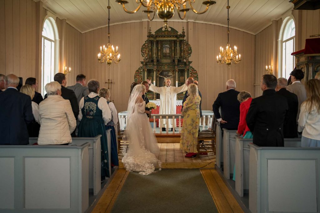 Presten avslutter vielsesceremonien.