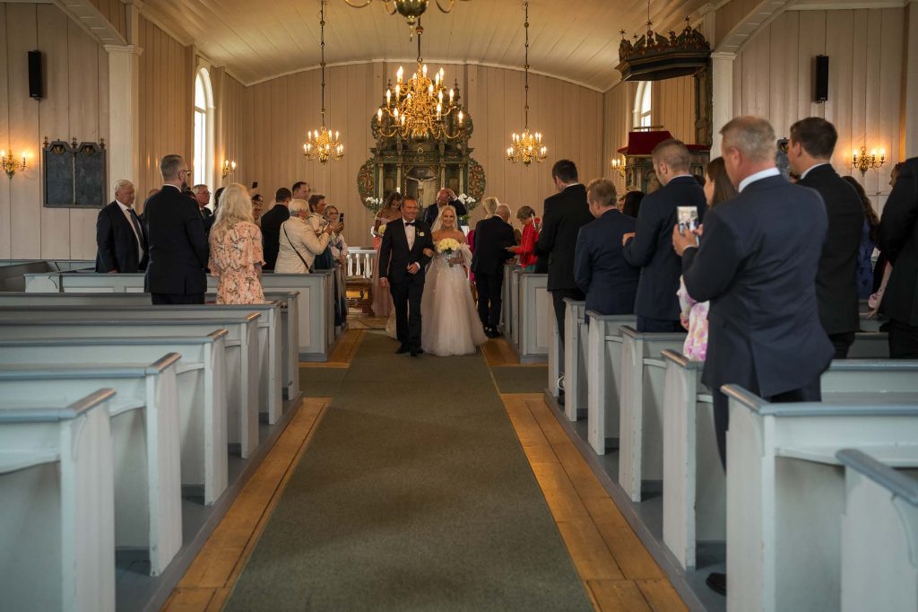 De nygifte går ned midtgangen i Hovin kirke.