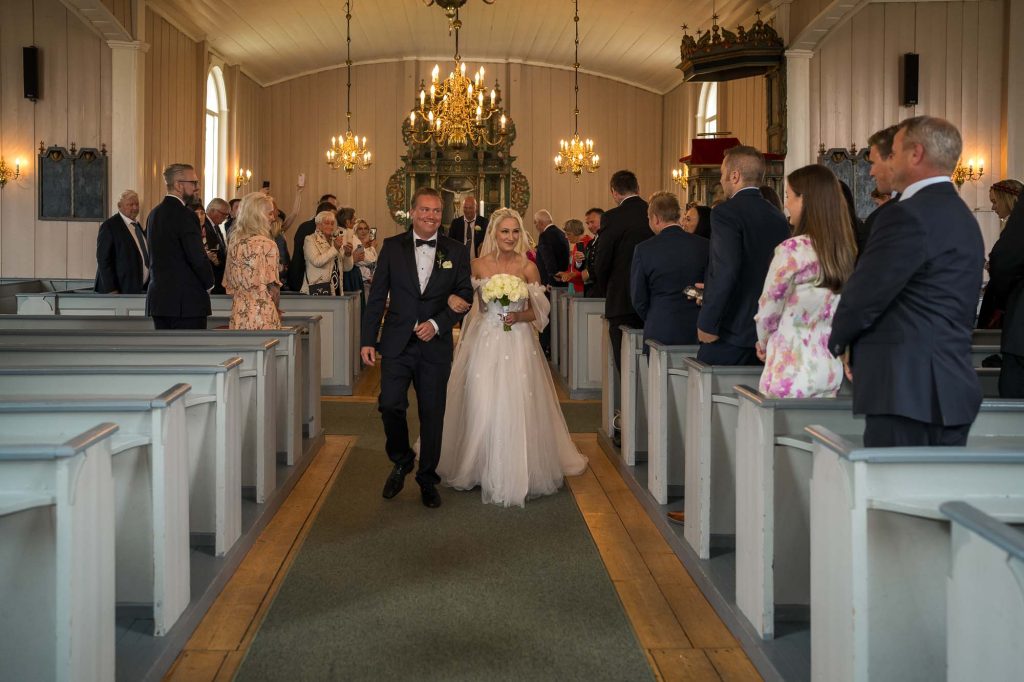 De nygifte går ned midtgangen i Hovin kirke.