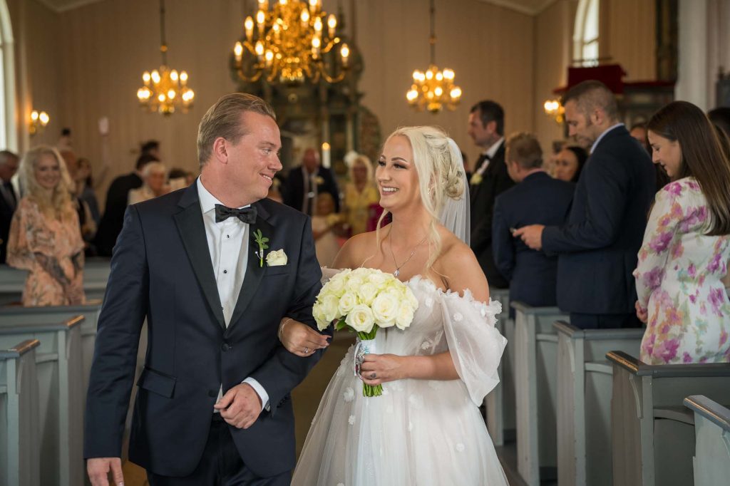 De nygifte går ned midtgangen i Hovin kirke.