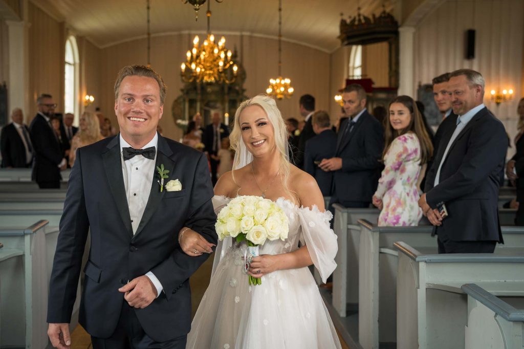 De nygifte går ned midtgangen i Hovin kirke.