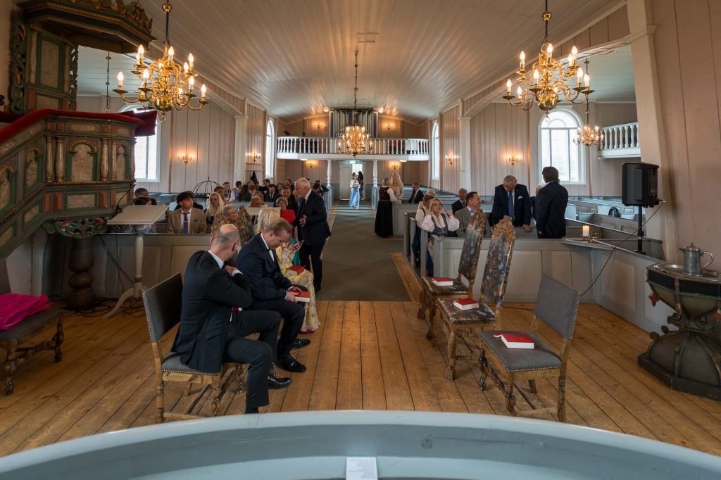 Bild av insidan i Hovin kirke.