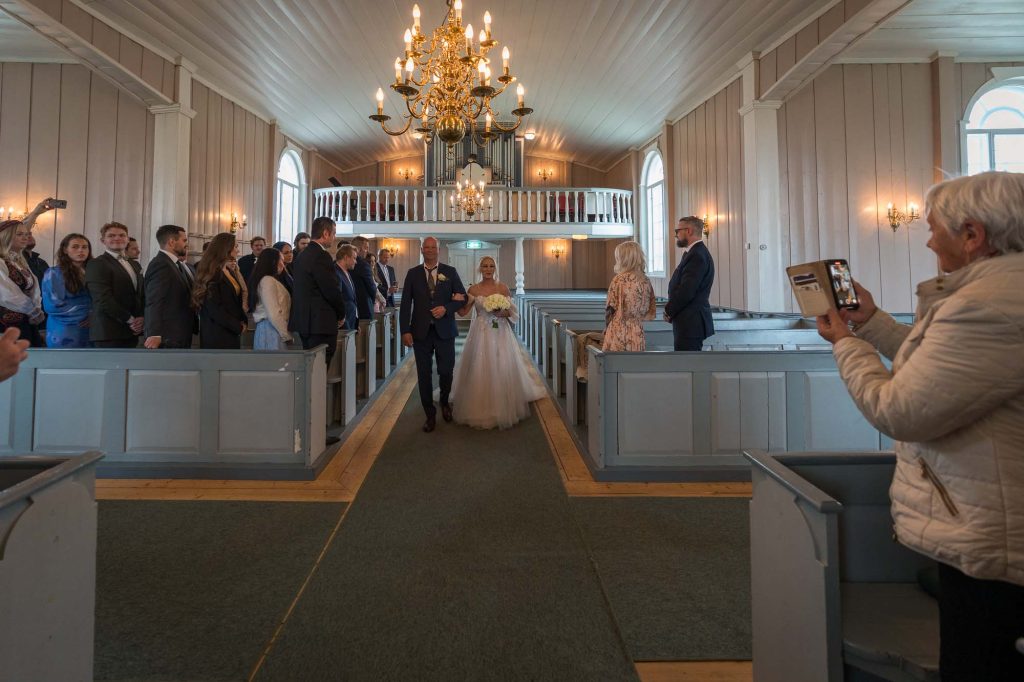 Bruden og hennes far går ned midtgangen i Hovin kirke.