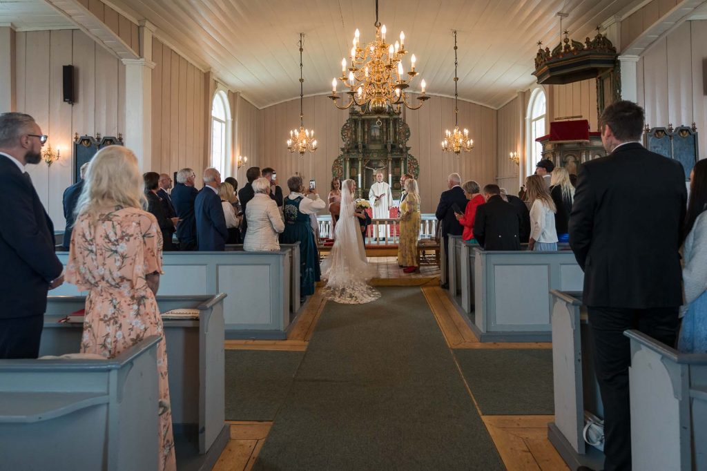 Bröllopsceremoni i Hovin kyrka.