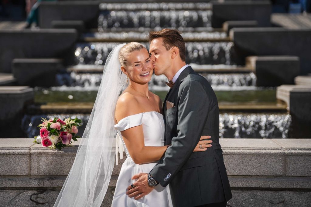Bilde av nygifte som koser seg utenfor Oslo rådhus.