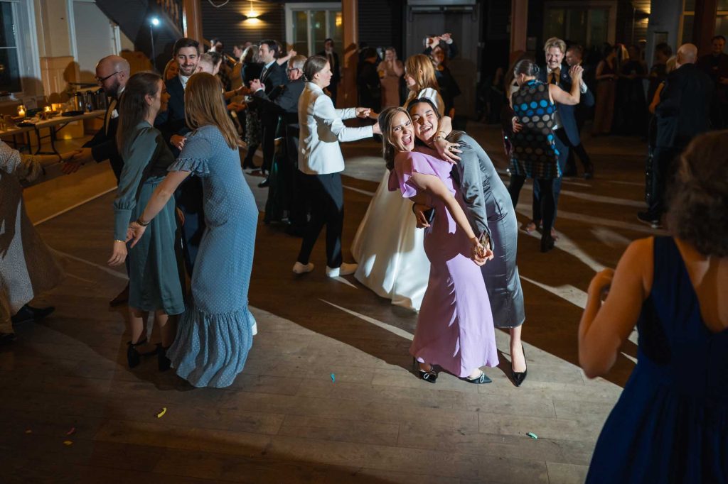 To bryllupsgjester tuller på dansegulvet.