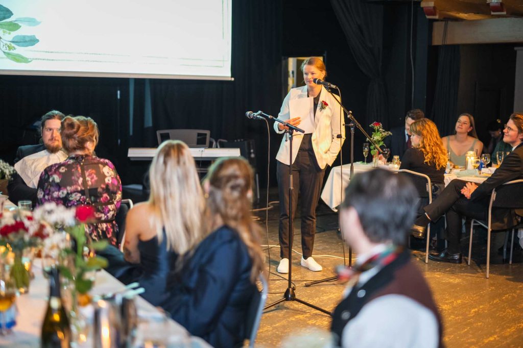 Brudgommen begynner sin tale til bruden.