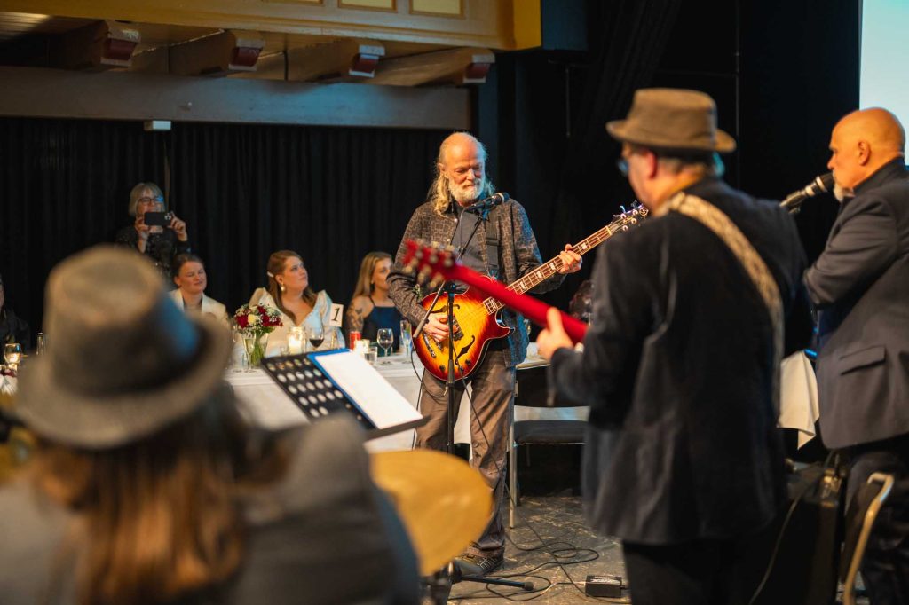 Musikere spiller for brudeparet.