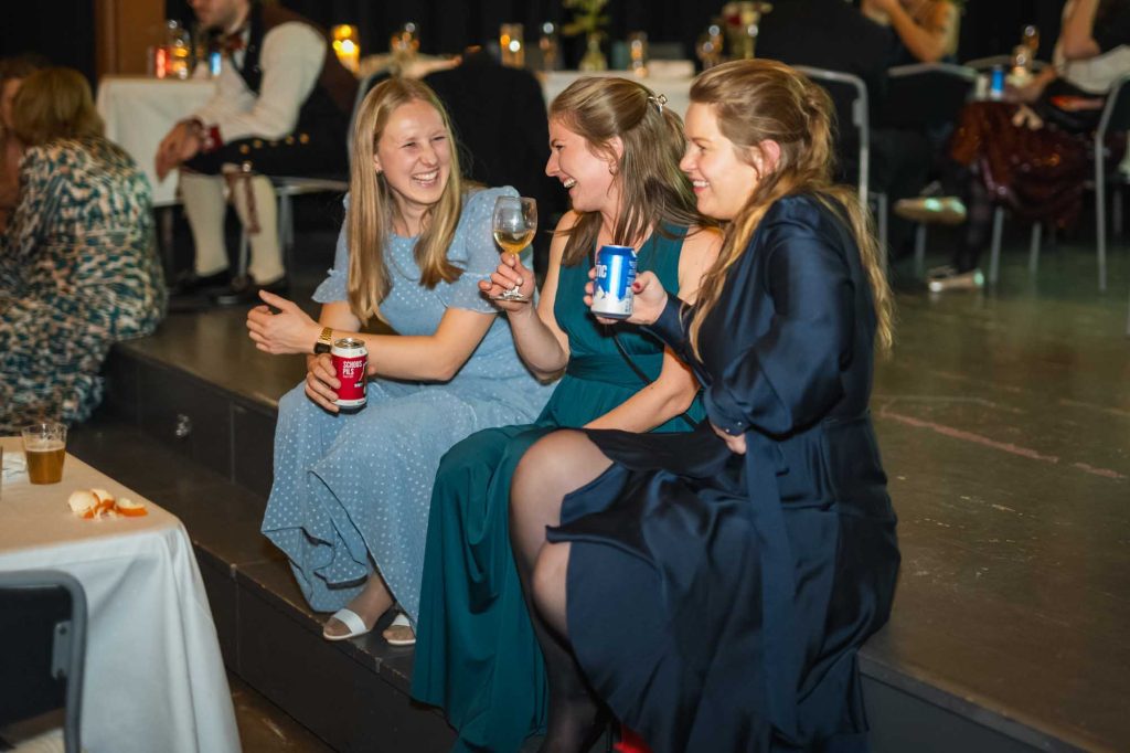 Gjestene mingler i den vakre festlokalet på Sagene Festivitetshus.