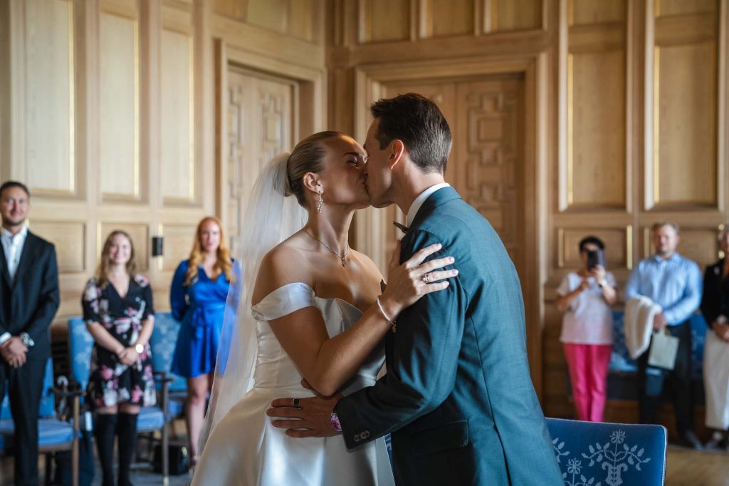 Bruden og brudgommen kysser hverandre under vielsen i Oslo rådhus.