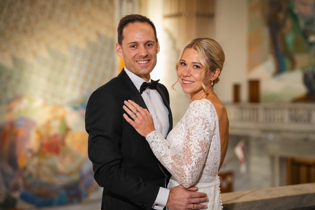 Brudeparet smiler til kameraet etter bryllupet i Oslo rådhus.