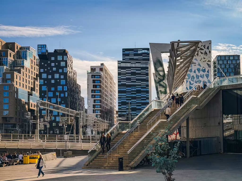 Personer i trappen på Akrobaten bru med Barcode-høyhusene og utsikt mot Grønland, fotografert i Grønland, Oslo.